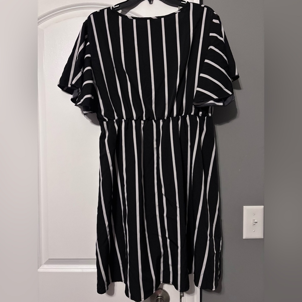 Black and White Vertical Stripe Mini Dress Size 1XL - Picture 5 of 5